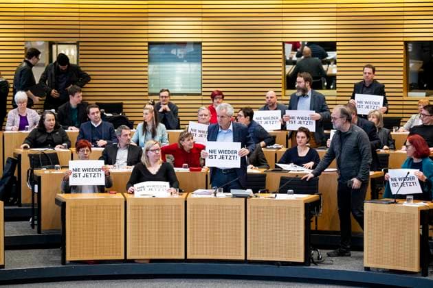 News Bilder des Tages 31 01 2024 - Erfurt: Die Fraktion DIE LINKE. hält Plakate mit dem Aufdruck ãNie wieder ist jetzt!Ò als die aktuelle Stunde der AfD zum Thema Remigration aus Thüringen starten anstatt verteufelnÒ aufgerufen wird. Die 126. Plenarsitzung des Thüringer Landtags am 31. Januar 2024. _________________ Foto: Jacob Schröter (017623787412) 126. PLENARSITZUNG IM THÜRINGER LANDTAG *** 31 01 2024 Erfurt The DIE LINKE parliamentary group holds posters with the slogan ÒNie wieder ist jetzt Ò as the AfDs current hour on the topic of remigration from Thuringia is called Start instead of demonizeÓ The 126 plenary session of the Thuringian state parliament on 31 January 2024 Photo Jacob Schröter 017623787412 126 PLENARY SESSION IN THE THURINGIAN STATE PARL