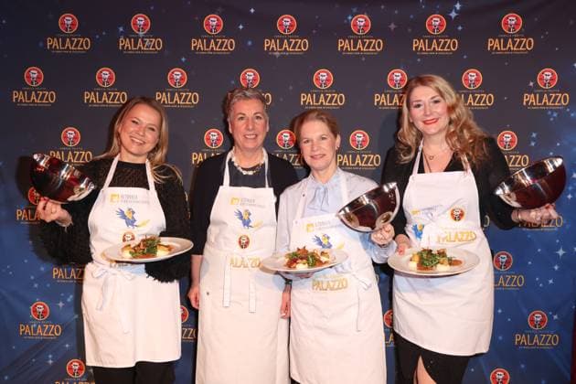 Entertainment Bilder der Woche KW05 Entertainment Bilder des Tages Event Charity Hamburg Nova Meierhenrich, Christiane Dienhold (Altonaer Kinderkrankenhaus), Cornelia Poletto und Sandra Quadflieg, Prominente binden sich die Schürze um und servieren im Cornelia Poletto PALAZZO ein exklusives 4-Gänge-Menü für den guten Zweck. Der Erlös des Abends Ð ein Mix aus Kulinarik und Unterhaltung Ð kommt dem Lufthafen im Altonaer Kinderkrankenhaus zugute, Palazzo Spiegelpalast auf der Horner Rennbahn, Hamburg am 31.1.2024 *** Event Charity Hamburg Nova Meierhenrich, Christiane Dienhold Altonaer Kinderkrankenhaus , Cornelia Poletto and Sandra Quadflieg, celebrities tie on their aprons and serve an exclusive 4-course menu for a good cause at the Cornelia Poletto PALAZZO The proceeds of the evening Ð a mix of culinary de