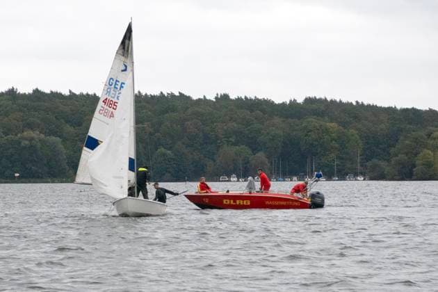 07.10.2023, Berlin, GER - Wasserrettung der DLRG kommt einem Segler auf dem Wannsee zur Hilfe. (aussen, Aussenaufnahme, Berlin, Boote, deutsch, Deutsche Lebensrettungs Gesellschaft, Deutsche Lebensrettungsgesellschaft, Deutschland, DLRG, Ehrenamt, ehrenamtlich, Einsatz, Erste Hilfe, Europa, europaeisch, Gefahr, Gefahrensituation, Gewaesser, helfen, Helfer, Herbst, Hilfe, Jahreszeit, Lebensrettung, Menschen, Motorboot, Notfall, Notfallrettung, Personen, QF, Querformat, Regenwetter, regnerisch, retten, Retter, Rettung, Rettungsboot, Rettungsdienst, Rettungseinsatz, Rettungssanitaeter, Rettungsschwimmer, Schlechtwetter, Seenot, Seenotretter, Seenotrettung, Segelboot, stuermisch, Wannsee, Wasser, Wasserrettung, Westeuropa, windig, Wirtschaft) 2