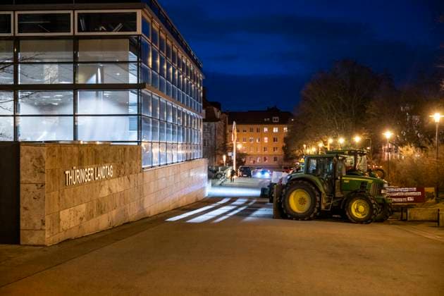 01 02 2024 - Erfurt: Der Thüringer Bauernverband demonstriert während der Sitzungswoche des Thüringer Landtags gemeinsam mit den Kreisbauernverbänden vor dem Landtagsgebäude in Erfurt am 1. Februar 2024. _________________ Foto: Jacob Schröter (017623787412) DEMONSTRATION DES THÜRINGER BAUERNVERBANDES VOR DEM THÜRINGER LANDTAG *** 01 02 2024 Erfurt The Thuringian Farmers Association demonstrates together with the district farmers associations in front of the state parliament building in Erfurt on February 1, 2024 during the session week of the Thuringian state parliament Photo Jacob Schröter 017623787412 DEMONSTRATION OF THE THURINGIAN FARMERS ASSOCIATION IN FRONT OF THE THURINGIAN STATE PARLIAMENT