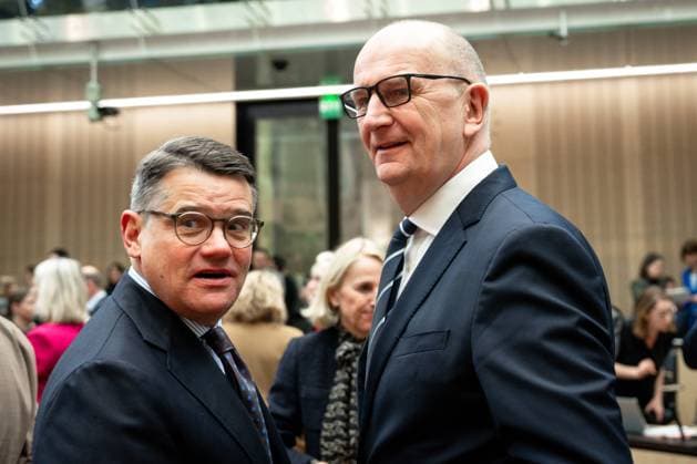 1041. Sitzung des Bundesrates Dietmar Woidke (SPD) Ministerpraesident von Brandenburg gemeinsam mit Boris Rhein (CDU) Ministerpraesident von Hessen im Plenarsaal bei der 1041. Bundesratssitzung, Berlin, 02.02.2024 Berlin Berlin Deutschland *** 1041 Session of the Bundesrat Dietmar Woidke SPD Ministerpraesident of Brandenburg together with Boris Rhein CDU Ministerpraesident of Hessen in the plenary hall at the 1041 Bundesrat session, Berlin, 02 02 2024 Berlin Berlin Germany