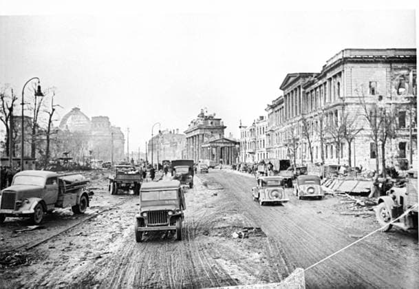 Berlin in 1945 887712 05.05.1945 Berlin in the spring of 1945. Left is the building of the Reichstag. The Great Patriotic War (1941-1945). Reprophoto. Mikulina Sputnik Berlin Germany  Copyright: xMikulinax
