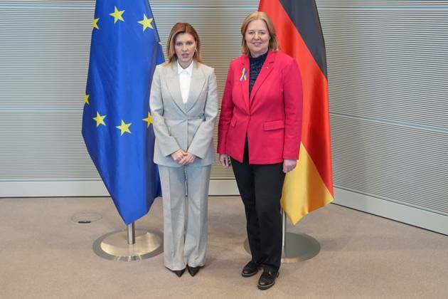 News Themen der Woche KW05 News Bilder des Tages Empfang von Olena Selenka durch Bundestagspraesidentin Bas Olena Selenska die Frau vom ukrainischen Praesident Selenskyj gemeinsam mit Bundestagspraesidentin Baerbel Bas beim im Portrait beim Empfang auf der Praesidialebene des Bundestag Berlin, 02.02.2024 Berlin Berlin Deutschland *** Reception of Olena Selenka by Bundestag President Bas Olena Selenka the wife of Ukrainian President Selenskyj together with Bundestag President Baerbel Bas at the portrait at the reception on the presidential level of the Bundestag Berlin, 02 02 2024 Berlin Berlin Germany