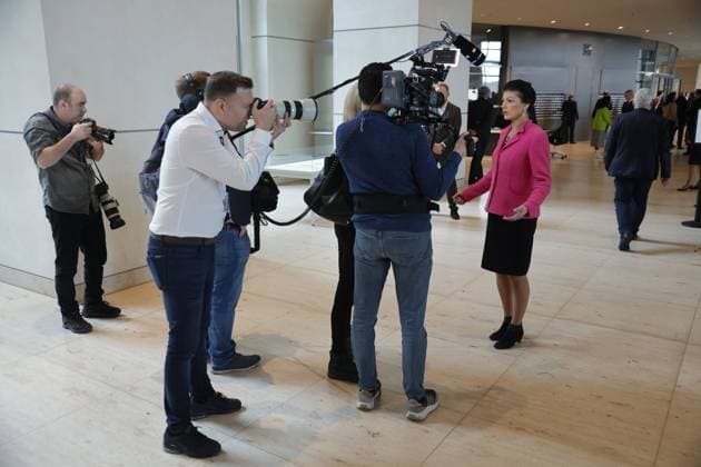 News Themen der Woche KW05 News Bilder des Tages Sahra Wagenknecht, BSW , Deutschland, Berlin, Reichstag, Bundestag beschließt Gruppenstatus für Die Linke und BSW *** Sahra Wagenknecht, BSW , Germany, Berlin, Reichstag, Bundestag approves group status for Die Linke and BSW