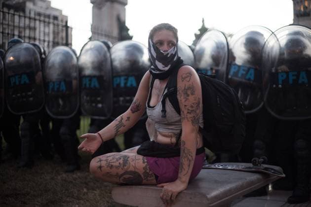 Bilder des Jahres 2024, News 02 Februar News Themen der Woche KW05 News Bilder des Tages February 2, 2024, Buenos Aires, Federal Capital, Argentina: February 2, 2024, Buenos Aires, Argentina: The security agencies of the Argentine state strongly repressed demonstrators who were protesting in the vicinity of the nation s Congress in repudiation of the approval, in the chamber of deputies, of the controversial Omnibus Law of the newly elected president, Javier Milei. In the repression, older adults were beaten, run over, and sprayed with pepper spray. They also strongly detained a photographer. Buenos Aires Argentina - ZUMAa179 20240202_aap_a179_004 Copyright: xRobertoxAlmeidaxAveledox