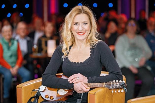 Entertainment Bilder der Woche KW05 MDR - Riverboat. Sängerin Stefanie Hertel anläßlich der Aufzeichnung der MDR - Talkshow Riverboat am 02.02.2024 in der Mediacity Leipzig. 20240202SFL0058 *** MDR Riverboat singer Stefanie Hertel on the occasion of the recording of the MDR talk show Riverboat on 02 02 2024 in the Mediacity Leipzig 20240202SFL0058