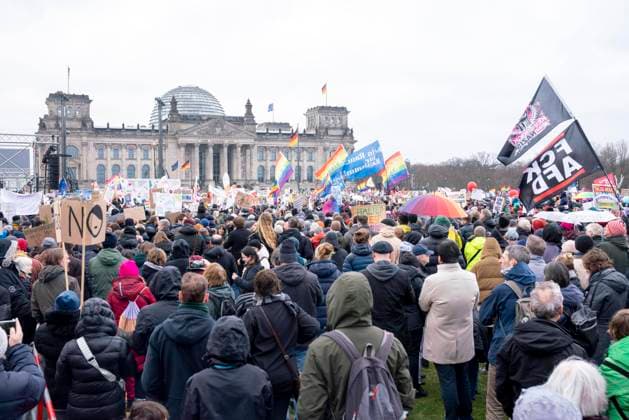 Berlin, Deutschland. 3. Februar 2024. Zehntausende bei Groß-Demonstration WirSindDieBrandmauer vor dem Bundestag, organisiert vom Netzwerk Hand in Hand. Die Demonstrierenden rufen dazu auf, bei der rechten Normalisierung in Deutschland und Europa nicht länger zuzuschauen. Berlin *** Berlin, Germany 3 February 2024 Tens of thousands at large demonstration WirSindDieBrandmauer in front of the Bundestag, organized by the Hand in Hand network The demonstrators call on people to stop watching the right-wing normalization in Germany and Europe Berlin