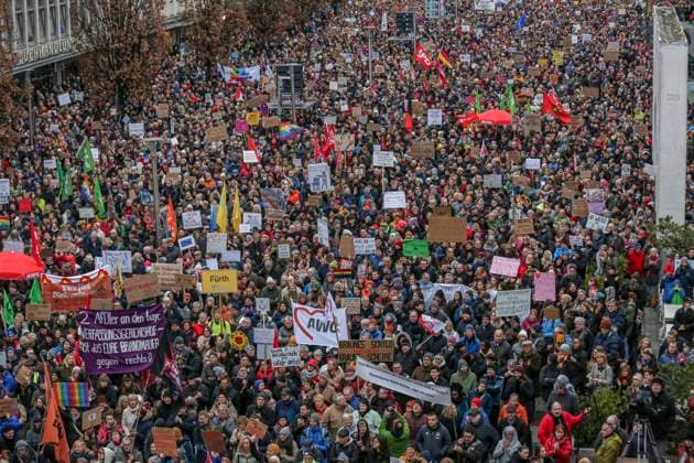 Bilder des Jahres 2024, News 02 Februar News Themen der Woche KW05 News Bilder des Tages 03.02.2023, Demonstration gegen Rechtsextremismus, Nürnberg: Am Samstagnachmittag gingen in Nürnberg unter dem Motto Nie wieder ist jetzt laut Veranstaltern etwa 25.000 Menschen auf die Staße um gegen die rechtsextreme Partei Alternative für Deutschland (AfD) zu demonstrieren. Kornmarkt Bayern Deutschland Demonstration gegen AfD Kornmarkt-43 *** 03 02 2023, Demonstration against right-wing extremism, Nuremberg According to the organizers, around 25,000 people took to the streets of Nuremberg on Saturday afternoon to demonstrate against the far-right Alternative for Germany (AfD) party Kornmarkt Bayern Germany Demonstration against AfD Kornmarkt 43