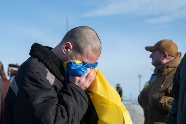 News Themen der Woche KW05 Ukrainian former prisoners of war wrapped in a Ukrainian flag, following a prisoner exchange Ukrainian former prisoners of war wrapped in a Ukrainian flag, following a prisoner exchange, amid Russia s military invasion on Ukraine. Russia and Ukraine exchanged hundreds of prisoners of war on January 31, just a week after Moscow said Kyiv had shot down a plane carrying dozens of captured Ukrainian soldiers. Russia s defence ministry said 195 of its soldiers were freed, while Ukrainian President Volodymyr Zelensky said 207 people -- both soldiers and prisoners -- had returned to Ukraine. Photo by PRESIDENT OF UKRAINE apaimages Ukraine Ukraine Ukraine 310224_Ukraine_UPO_00(17).jpeg Copyright: xapaimagesxPRESIDENTxOFxUKRAINEx xapaimagesx