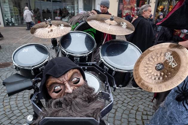 Schwaebisch Gmuend Guggenfestival 2024 Schwaebisch Gmuend 39 Guggenmusikfestival Schwaebisch Gmuend, Ostalbkreis 21 bands from the DACH region and one from Great Britain competed against each other with the weird carnival music Details on the sidelines of the performances Copyright: xEibner-Pressefoto deondox EP_WST