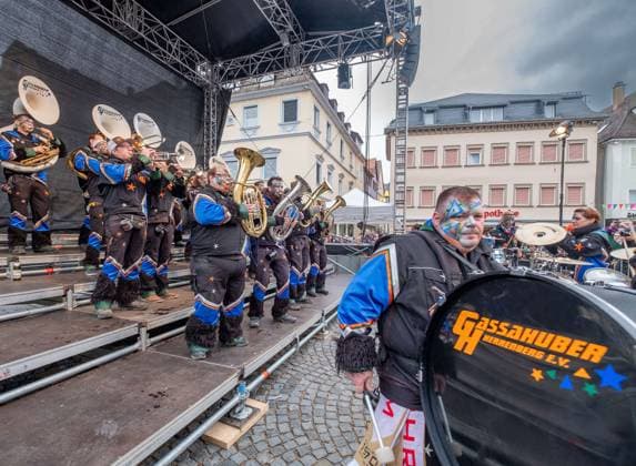 Schwaebisch Gmuend Guggenfestival 2024 Schwaebisch Gmuend 39 Guggenmusikfestival Schwaebisch Gmuend, Ostalbkreis 21 bands from the DACH region and one from Great Britain competed against each other with their quirky carnival music Here group Gassahuber Herrenberg Copyright: xEibner-Pressefoto deondox EP_WST