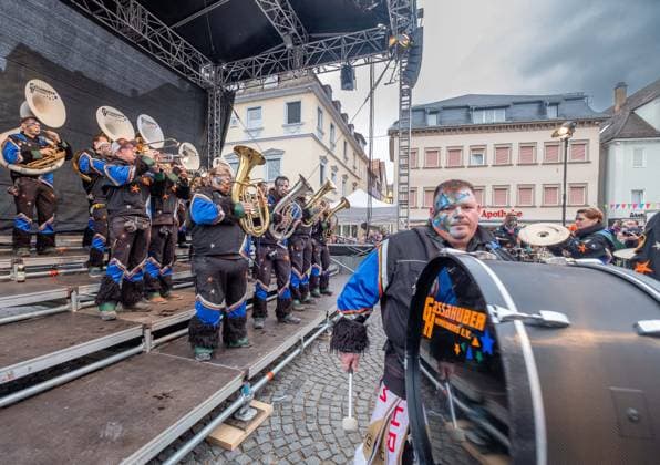 Schwaebisch Gmuend Guggenfestival 2024 Schwaebisch Gmuend 39 Guggenmusikfestival Schwaebisch Gmuend, Ostalbkreis 21 bands from the DACH region and one from Great Britain competed against each other with their quirky carnival music Here group Gassahuber Herrenberg Copyright: xEibner-Pressefoto deondox EP_WST