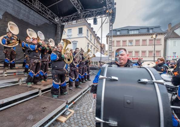 Schwaebisch Gmuend Guggenfestival 2024 Schwaebisch Gmuend 39 Guggenmusikfestival Schwaebisch Gmuend, Ostalbkreis 21 bands from the DACH region and one from Great Britain competed against each other with their quirky carnival music Here group Gassahuber Herrenberg Copyright: xEibner-Pressefoto deondox EP_WST