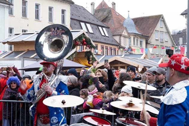 Schwaebisch Gmuend Guggenfestival 2024 Schwaebisch Gmuend 39 Guggenmusikfestival Schwaebisch Gmuend, Ostalbkreis 21 bands from the DACH region and one from Great Britain competed against each other with the weird carnival music Here the English band Frumptarn Barnsley Guggenmusik is not widespread in England There are only two bands dedicated t Copyright: xEibner-Pressefoto deondox EP_WST