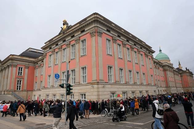 Menschen bilden eine Menschenkette gegen Rechtsextremismus um den Brandenburger Landtag in Potsdam, 3. Februar 2024. Menschenkette um Brandenburger Landtag *** People form a human chain against right-wing extremism around the Brandenburg state parliament in Potsdam, February 3, 2024 Human chain around the Brandenburg state parliament