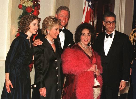 Liz Taylor and Clintons Elizabeth Taylor poses for a photo with United States President Bill Clinton and his family at the White House dinner on 31 December, 1999. (L-R) Chelsea Clinton, First Lady Hillary Rodham Clinton, U.S. President Bill Clinton, Elizabeth Taylor, and Firooz Zahedi..Credit: Ron Sachs CNP Washington District of Columbia United States of America EDITORIAL USE ONLY Copyright: xx Elizabeth_Taylor RonxSachsx cnpphotos031484