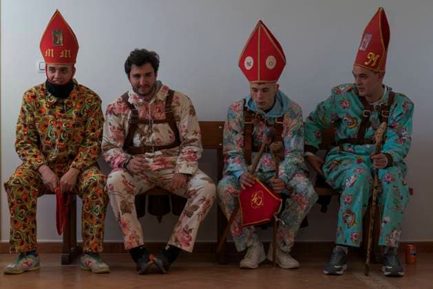 Bilder des Jahres 2024, News 02 Februar News Themen der Woche KW05 February 3, 2024, Almonacid De Marquesado, Cuenca, Spain: Members of the Endiablada brotherhood wait for the Saint procession during the Endiablada traditional festival in Almonacid Del Marquesado, Spain. ..Annually on February 2-3, the town of Almonacid del Marquesado in central Spain hosts the vibrant Endiablada (The Brotherhood of the Devils) festivals, a tradition dating back to medieval times or earlier in honor of the Candelaria and San Blas. During this lively event, male participants don devilish attire, including vivid jumpsuit costumes and red miter hats. Adorned with sizable copper cowbells around their waists, the festivity unfolds as they traverse the town s meandering streets, engaging in dances, jumps, and visits to t - ZUMAg264 20240203_zip_g264_006 Copyright: xGuillermoxGutierrezxCarrascalx