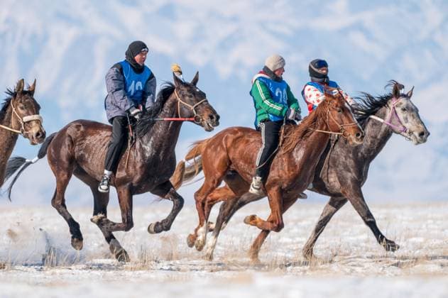 News Themen der Woche KW05 News Bilder des Tages BORTALA, CHINA - FEBRUARY 03: People attend a horse racing competition during the winter Naadam fair at Sayram Lake on February 3, 2024 in Bortala Mongol Autonomous Prefecture, Xinjiang Uygur Autonomous Region of China.  Copyright: xVCGx 111478049271