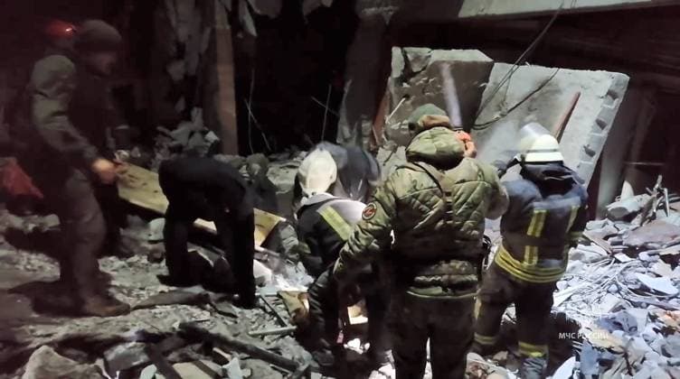 News Themen der Woche KW05 News Bilder des Tages Ukraine-Konflikt, Himars-Rakete der Ukraine trifft angeblich Bäckerei in Region Luhansk (240204) -- LUGANSK, Feb. 4, 2024 -- A video screenshot released by Russia s Ministry of Emergency Situations shows rescuers working at the site of shelling in the city of Lysychansk in the Lugansk region, Feb. 3, 2024. Seven people were killed after a bakery in the city of Lysychansk in the Lugansk region was reportedly shelled Saturday by the Armed Forces of Ukraine, according to Russia s TASS news agency. As a result, the two-story bakery building collapsed, said TASS, citing Russia s Ministry of Emergency Situations. About 23 people remain under the rubble of the bakery, according to the news agency RIA Novosti. RUSSIA-UKRAINE-CONFLICT-BAKERY SHELLING CaoxYang 