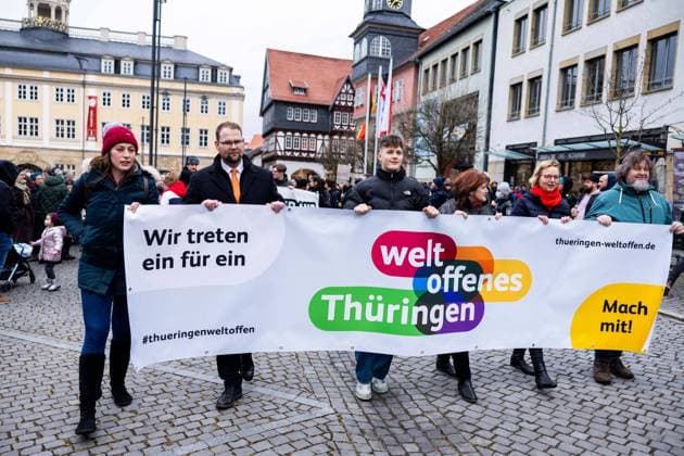 03.02.2024, GER, News, Demonstration Nie Wieder Ist Jetzt Deutlich über 2000 Menschen beteiligten sich an der vom Bündnis gegen Rechts initiierten Demonstration gegen rechtspopulistische Politik im Land, allen voran die AfD. Unter den Teilnehmern waren auch hiesige Bundes- und Landespolitiker, die Spitze der Eisenacher Stadtverwaltung und auffällig viele Eltern mit Kindern. Im Bild zu sehen unter anderen Katja Wolf (Oberbürgermeisterin der Stadt Eisenach) sowie Christoph Ihling (Bürgermeister der Stadt Eisenach) 99817 Eisenach Marktplatz Karlsplatz Innens Thueringen Deutschland *** 03 02 2024, GER, News, Demonstration Nie Wieder Ist Jetzt Well over 2000 people took part in the demonstration initiated by the Alliance Against
