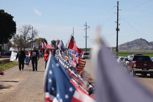 February 3, 2024, Yuma, Arizona, USA: Pro-Trump rallygoers fly dozens of flags at a Take Our Border Back convoy and protest in Yuma, Arizona. Yuma USA - ZUMAs298 20240203_zsp_s298_004 Copyright: xCalvinxStewartx
