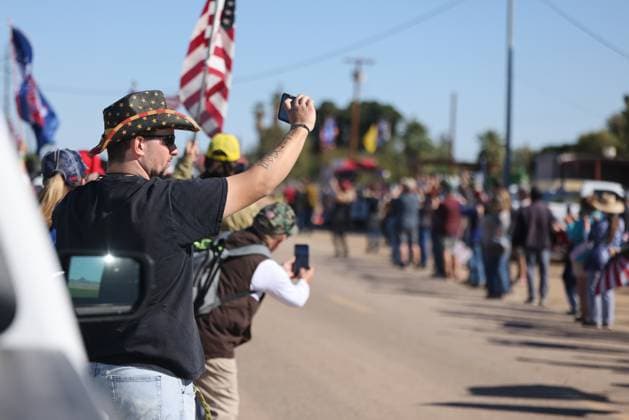 February 3, 2024, Yuma, Arizona, USA: Pro-Trump rallygoers cheer the arrival of more vehicles at a Take Our Border Back convoy and protest in Yuma, Arizona. Yuma USA - ZUMAs298 20240203_zsp_s298_009 Copyright: xCalvinxStewartx