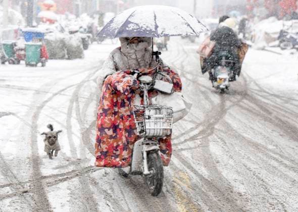 Bilder des Jahres 2024, News 02 Februar News Themen der Woche KW05 News Bilder des Tages Heavy Snow Hit Part of China Citizens are riding slowly on a street during a heavy snowfall in Huai an, China, on February 4, 2024. Huai an Jiangsu China  Copyright: xCFOTOx originalFilename: cfoto-heavysno240204_npsKD.jpg