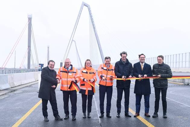 Bilder des Jahres 2024, News 02 Februar News Themen der Woche KW05 News Bilder des Tages Verkehrsfreigabe der neuen Rheinbrücke Leverkusen am 04.02.2024 in Lverkusen Am 4. Februar 2024 haben Ministerpräsident Hendrik Wüst und Verkehrsminister Oliver Krischer das erste Brückenbauwerk der neuen Rheinbrücke Leverkusen für den Verkehr freigeben. Damit steht allen Fahrzeugen, auch LKW oder Reisebussen, die Brücke wieder in beiden Fahrtrichtungen zur Verfügung. *** Traffic opening of the new Leverkusen Rhine Bridge on 4 February 2024 in Lverkusen On 4 February 2024, Minister President Hendrik Wüst and Transport Minister Oliver Krischer opened the first bridge structure of the new Leverkusen Rhine Bridge to traffic This means that all vehicles, including trucks and coaches, can use the bridge in both directions again xRx