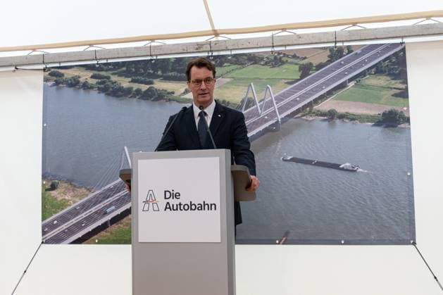 News Themen der Woche KW05 News Bilder des Tages Eröffnung und Verkehrsfreigabe der A1 Rheinbrücke zwischen Leverkusen und Köln - Ansprache von NRW Ministerpräsident Hendrik WÜST, 04.02.202404.02.2024 Leverkusen NRW Deutschland *** Opening and opening to traffic of the A1 Rhine bridge between Leverkusen and Cologne Speech by NRW Minister President Hendrik WÜST, 04 02 202404 02 2024 Leverkusen NRW Germany