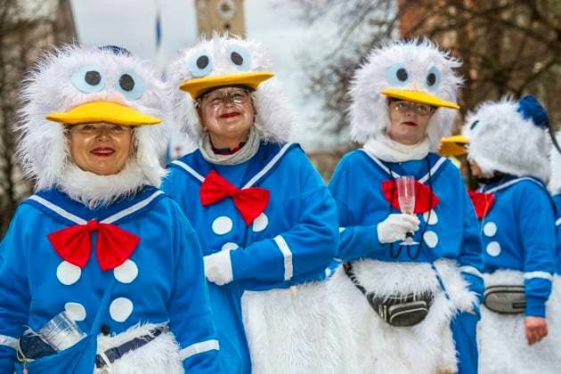 News Themen der Woche KW05 News Bilder des Tages 17. Münchner Faschingszug der Damischen Ritter, München, Innenstadt, 4. Februar 2024 Deutschland, München, 04.02.2024, vergnügte Frauen-Faschingsgruppe aus Erding, 17. Münchner Faschingszug der Damischen Ritter, traditioneller Faschingsumzug durch die Münchner Innenstadt, hier: in der Blumenstraße, Sonntag ab 13:13 Uhr, bayerisch, Bayern, Winter, *** 17 Munich carnival procession of the Damischen Ritter, Munich, city center, 4 February 2024 Germany, Munich, 04 02 2024, merry women carnival group from Erding, 17 Munich carnival procession of the Damischen Ritter, traditional carnival procession through the city center of Munich, here in Blumenstraße, Sunday from 13 13 oclock, Bavarian, Bavaria, winter,