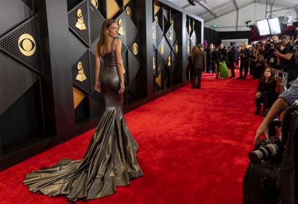 Alessandra Ambrosio attends the 66th GRAMMY Awards at Crypto.com Arena on February 04, 2024 in Los Angeles, California Armando Arorizo !ACHTUNG: NUR REDAKTIONELLE NUTZUNG!  Copyright: xArmandoxArorizox AME6074 20240205-55012842424_1