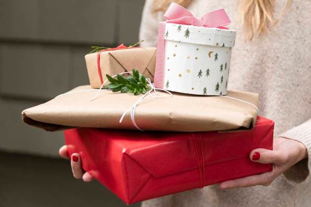 Hands of woman holding Christmas presents , 20.12.2023, model released, TTBB_ti0002_03625.jpg, Color Image,Horizontal,Studio Shot,One Person,People,30-34 Years,Mid Adult,Mid Adult Women,One Mid Adult Woman Only,Only Women,Adult,Midsection,Differential Focus,Gift,Present,Wrapping Paper,Birthday Gift,Wrapped,Ribbon,Holding,Leaf,Sweater,Stack,Pile,Christmas Present,Christmas Copyright: xJamiexGrillxAtlasx