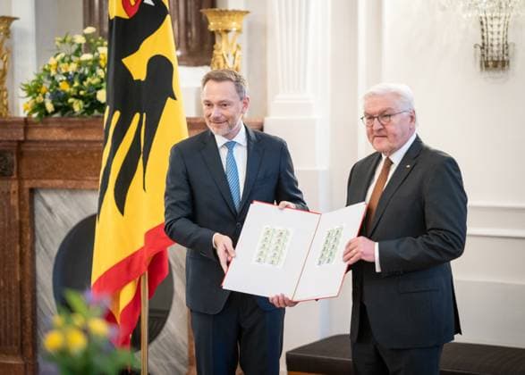 News Themen der Woche KW06 News Bilder des Tages Übergabe Wohlfahrtsmarken durch Bundesfinanzminister an den Bundespräsidenten Frank-Walter Steinmeier, Bundespräsident (rote Krawatte) mit Christian Lindner, Bundesfinanzminister (blaue Krawatte) Übergabe Wohlfahrtsmarken durch Bundesfinanzminister an den Bundespräsidenten Frank-Walter Steinmeier, Bundespräsident (rote Krawatte) mit Christian Lindner, Bundesfinanzminister (blaue Krawatte) *** Handover of welfare stamps by the Federal Minister of Finance to the Federal President Frank Walter Steinmeier, Federal President red tie with Christian Lindner, Federal Minister of Finance blue tie Handover of welfare stamps by the Federal Minister of Finance to the Federal President Frank Walter Steinmeier, Federal President red tie w Fotograf