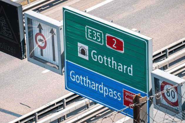 Stau auf der Autobahn Richtung Süden vor dem Gotthard-Tunnel am Gründonnerstag bei der Ausfahrt Andermatt. 01.04 2021 Andermatt Schweiz *** Traffic jam at the Motorway Direction South before the Gotthard Tunnel on Maundy Thursday at the Exit Andermatt 01 04 2021 Andermatt Switzerland  Copyright: xMarcoxZanggerx _DSC0369-2