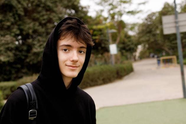 Portreit of young person in casual clothes Cairo, Cairo Governorate, Egypt R_WCIK240204-1342315-01 ,model released, Symbolfoto