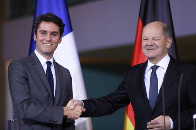 Bilder des Jahres 2024, News 02 Februar News Themen der Woche KW06 News Bilder des Tages Berlin, Deutschland, 05.02.2024: Bundeskanzleramt: Begrüßung Premierminister von Frankreich durch den deutschen Bundeskanzler mit militärischen Ehren: Gabriel Attal und Olaf Scholz geben sich die Hand *** Berlin, Germany, 05 02 2024 Federal Chancellery Welcome of the Prime Minister of France by the German Chancellor with military honors Gabriel Attal and Olaf Scholz shake hands Copyright: xdtsxNachrichtenagenturx dts_30388