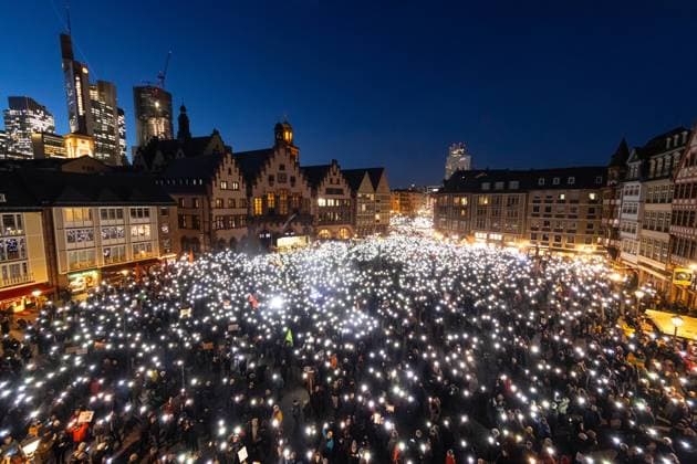 Bilder des Jahres 2024, News 02 Februar News Themen der Woche KW06 Demonstration Frankfurt steht auf für Demokratie Rund 20.000 Menschen haben sich am 05.02.2024 in Frankfurt am Main auf dem Römerberg versammelt, um unter dem Motto Frankfurt steht auf für Demokratie zu demonstrieren. Frankfurt am Main Römerberg Hessen Deutschland *** Demonstration Frankfurt stands up for democracy Around 20,000 people gathered on the Römerberg in Frankfurt am Main on 05 02 2024 to demonstrate under the motto Frankfurt stands up for democracy Frankfurt am Main Römerberg Hesse Germany 2024-02-05_ffm_demo-fuer-demokratie_12