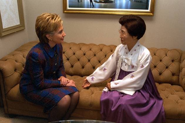 Hillary Meets Mrs. Kim Dae Jung First Lady Hillary Rodham Clinton meets with Lee Hee-ho, wife of President Kim Dae Jung of South Korea, at the White House in Washington, D.C. on February 3, 2000. Credit: Ralph Alswang White House via CNP Washington District of Columbia United States of America EDITORIAL USE ONLY Copyright: xx P79428-17a RalphxAlswangx cnpphotos035757