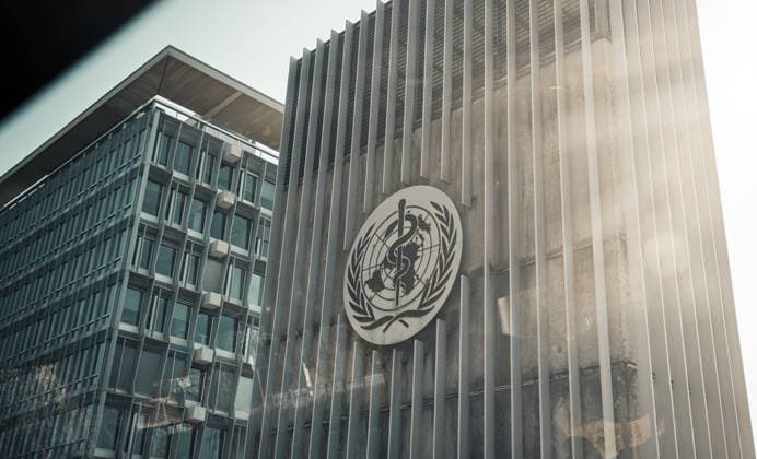 Blick auf das Logo der Weltgesundheitsorganisation WHO (World Health Organisation) an einem Gebaeude am Hauptsitz in Genf. 13.09.2021. Genf Schweiz *** View of the logo of the World Health Organization WHO World Health Organization on a building at the headquarters in Geneva 13 09 2021 Geneva Switzerland Copyright: xFelixxZahn photothek.netx