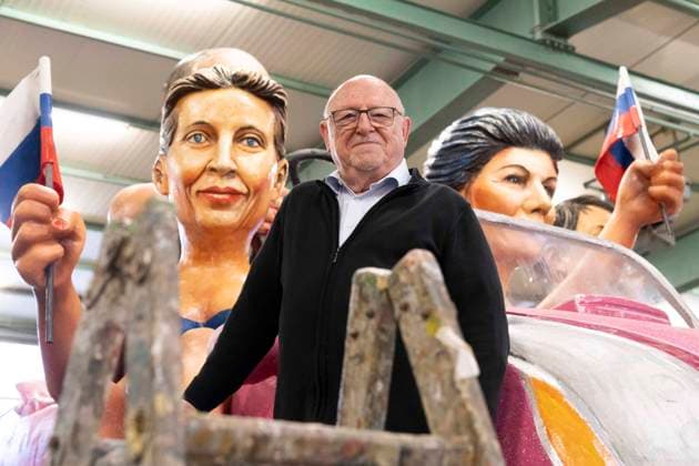 Die Motivwagen fuer den Rosenmontagszug in Mainz werden am 6. Februar 2024 in der MCV - Wagenhalle vorgestellt. Im Foto vom 06.02.2024: MCV-Wagenbauer Dieter Wenger vor dem Motivwagen Barbies und Ken , Bundestagsabgeordnete Alice Weidel (AfD), Bundestagsabgeordnete Sarah Wagenknecht, der russische Praesident Wladimir Putin. (Siehe epd-Meldung vom 06.02.2024) EDITORIAL USE ONLY *** The motif floats for the Rose Monday parade in Mainz will be presented on February 6, 2024 in the MCV Wagenhalle In the photo from 06 02 2024 MCV float builder Dieter Wenger in front of the motif float Barbies and Ken , Member of the Bundestag Alice Weidel AfD , Member of the Bundestag Sarah Wagenknecht, Russian President Vladimir Putin See epd message from 06 0 Copyright: epd-bild AndreaxEnderlein 25_MCV_Motivwagen_020624