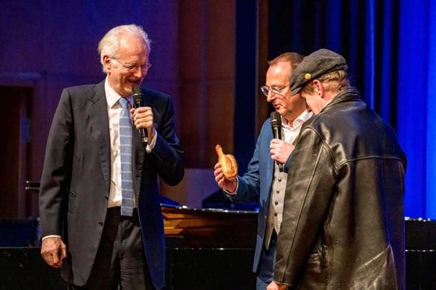 Entertainment Themen der Woche KW06 Harald Schmidt, Volker Heißmann und der Hofer Wärschtlamo beim Gastspiel Bläid Night - die etwas andere Late-Night-Show im Festsaal der Freiheitshalle. Hof, 05.02.2024 *** Harald Schmidt, Volker Heißmann and the Hofer Wärschtlamo at the guest performance Bläid Night the somewhat different late night show in the ballroom of the Freiheitshalle Hof, 05 02 2024 Foto:xM.xWehnertx xFuturexImagex blaeid_4215