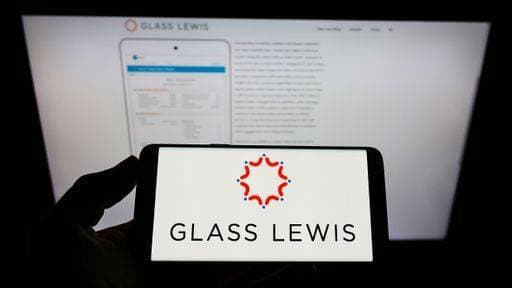RECORD DATE NOT STATED Person holding mobile phone with logo of American proxy advisory company Glass, Lewis Co. on screen in front of web page. Focus on phone display. 2927496