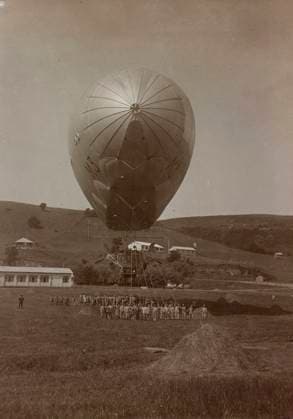 First World War: Italian Army airship ready for takeoff (b w photo) 1250154 First World War: Italian Army airship ready for takeoff (b w photo) by Unknown photographer, (20th century); (add.info.: Unidentified Author Italy); Fratelli Alinari Museum Collections, Florence, Italy. Copyright: xFratellixAlinarixMuseumxCollections,xFlorence,xItalyx xBridgemanxImagesx 1250154