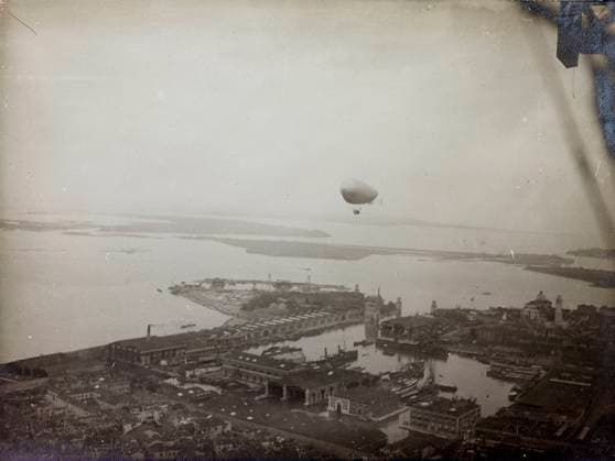First World War: an airship of the Italian army after takeoff (b w photo) 1250160 First World War: an airship of the Italian army after takeoff (b w photo) by Unknown photographer, (20th century); (add.info.: Unidentified Author Italy); Fratelli Alinari Museum Collections, Florence, Italy. Copyright: xFratellixAlinarixMuseumxCollections,xFlorence,xItalyx xBridgemanxImagesx 1250160