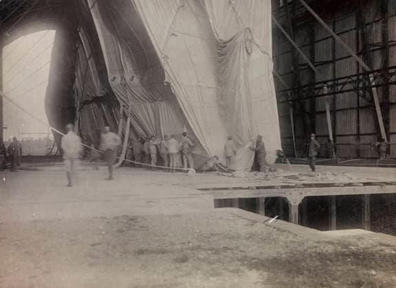 First World War: soldiers inside a hangar for an airship of the Italian Army (b w photo) 1250171 First World War: soldiers inside a hangar for an airship of the Italian Army (b w photo) by Unknown photographer, (20th century); (add.info.: Unidentified Author Italy); Fratelli Alinari Museum Collections, Florence, Italy. Copyright: xFratellixAlinarixMuseumxCollections,xFlorence,xItalyx xBridgemanxImagesx 1250171