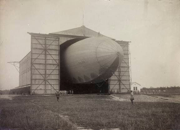 First World War: Italian Army airship in his hangar (b w photo) 1250173 First World War: Italian Army airship in his hangar (b w photo) by Unknown photographer, (20th century); (add.info.: Unidentified Author Italy); Fratelli Alinari Museum Collections, Florence, Italy. Copyright: xFratellixAlinarixMuseumxCollections,xFlorence,xItalyx xBridgemanxImagesx 1250173