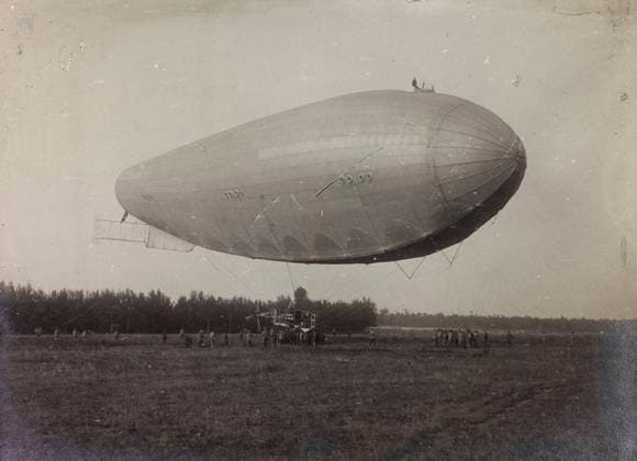 First World War: Italian Army airship ready for takeoff (b w photo) 1250174 First World War: Italian Army airship ready for takeoff (b w photo) by Unknown photographer, (20th century); (add.info.: Unidentified Author Italy); Fratelli Alinari Museum Collections, Florence, Italy. Copyright: xFratellixAlinarixMuseumxCollections,xFlorence,xItalyx xBridgemanxImagesx 1250174