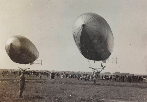 First World War: Italian Army airships ready for takeoff (b w photo) 1250175 First World War: Italian Army airships ready for takeoff (b w photo) by Unknown photographer, (20th century); (add.info.: Unidentified Author Italy); Fratelli Alinari Museum Collections, Florence, Italy. Copyright: xFratellixAlinarixMuseumxCollections,xFlorence,xItalyx xBridgemanxImagesx 1250175