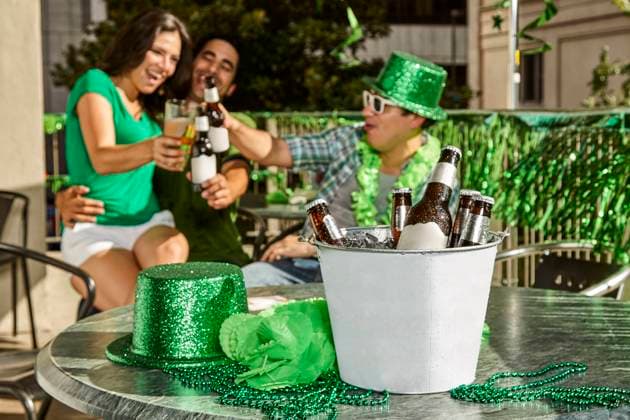 Group of friends toasting in background with a bucket of beer in foreground. Focus on foreground. Dallas Texas United States  Copyright: xStewartxCohenxPicturesx 4009-19060024 ,model released, Symbolfoto
