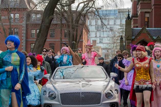 US actress Annette Bening, flanked by Harvard students, cheers and waves to the crowd during a parade, through the Harvard Yard in her honor, as she is named the Harvard University s Hasty Pudding Theatricals 2024 Woman of the Year in Cambridge, MA on Tuesday, February 06, 2024.  BOS20240206010 AmandaxSabga